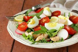 salade verte fraîche au saumon et tomates