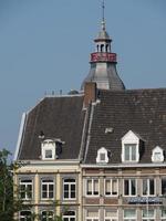 la ville de maastricht à la maas aux pays-bas photo