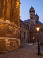 la ville de maastricht à la maas aux pays-bas photo