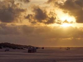 coucher de soleil sur la plage de juist photo