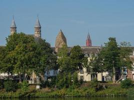 la ville de maastricht à la maas aux pays-bas photo