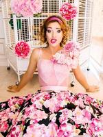 portrait de jeune femme en robe colorée avec des fleurs dessus en style poupée photo