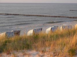 coucher de soleil sur la plage de zingst photo