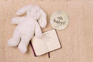 salutation de carte de bébé avec un jouet, espace de copie photo