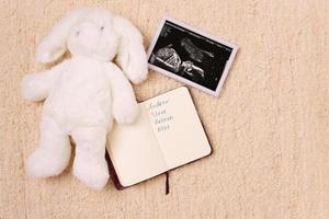 image de bébé à ultrasons avec un jouet photo