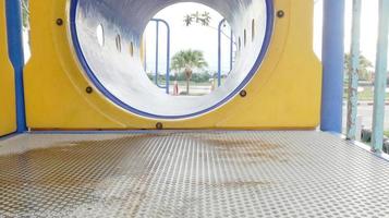 aire de jeux pour s'amuser dans le parc extérieur. photo