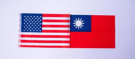 amérique contre les drapeaux de taiwan. concept d'amitié, de guerre, de conflit, de politique et de relation photo