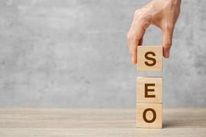 blocs de cube en bois de texte d'optimisation de moteur de recherche seo sur fond de table. idée, stratégie, publicité, marketing, mot-clé et concept de contenu photo