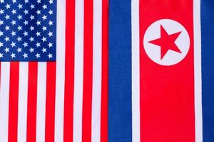 états-unis d'amérique contre les drapeaux de la corée du nord. sanctions, guerre, conflit, politique et concept de relation photo