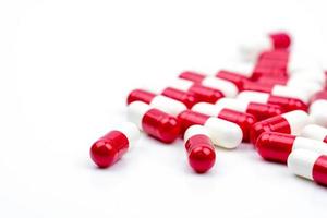 mise au point sélective des pilules de capsules antibiotiques sur fond blanc avec espace de copie. concept de résistance aux médicaments. utilisation d'antibiotiques avec un concept de soins de santé raisonnable et global. photo