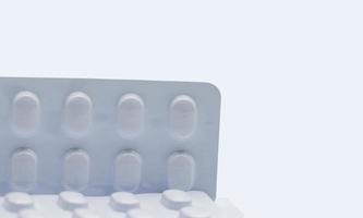 détail de la prise de vue macro de la pilule de comprimés sous blister blanc pour un emballage résistant à la lumière isolé sur fond blanc. médicament pour le traitement des mnt. maladie des personnes âgées. photo