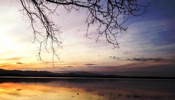 paysage de réservoir et de montagnes avec des nuages ensoleillés et bleus le matin photo