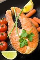 steak de saumon aux légumes photo