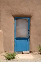 porte bleue, mur d'adobe