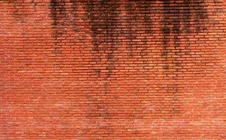 fond de texture de mur de brique orange. arrière-plan pour le texte. concept d'architecture extérieure. abstrait de mur de brique orange sale. arrière-plan pour la construction. photo