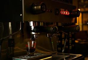 machine à café professionnelle en gros plan dans un café. cafetière pour faire de l'espresso, de l'americano, du latte et du cappuccino. comptoir bar du café. outil moderne pour barista. entreprise de service de boissons. photo