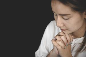 mains entrelacées priant pour les bénédictions de Dieu. l'idée de prier le seigneur avec patience et constance. photo