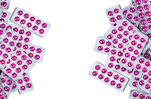 ibuprofène en comprimés roses sous blister isolé sur fond blanc avec espace de copie. ibuprofène pour soulager la douleur, les migraines, la forte fièvre et les anti-inflammatoires. comprimés analgésiques pilules. photo