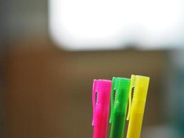 beaucoup de stylo magique dans la boîte en plastique photo