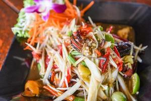 salade de papaye verte au crabe cuisine thaïlandaise, herbes salade cpicy photo