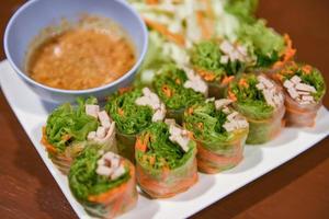 rouleaux de printemps frais aux légumes et au porc faits maison avec sauce aux arachides - cuisine thaïlandaise photo