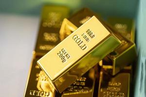 lingots d'or dans une boîte, pile de lingots d'or concepts d'économie commerciale financière, richesse et succès de la réserve dans les affaires et la finance photo