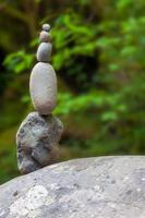 Équilibrer les roches de galets de pierre