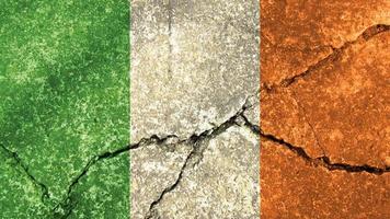 drapeau irlandais. drapeau irlandais sur un mur de béton fissuré photo