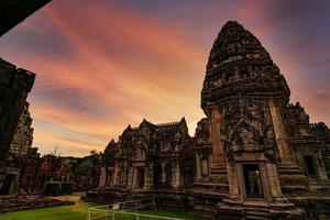 paysage du parc historique de phimai avec ciel coucher de soleil. point de repère de nakhon ratchasima, thaïlande. Destinations de voyage. le site historique est ancien. bâtiment ancien. architecture classique du temple khmer. photo