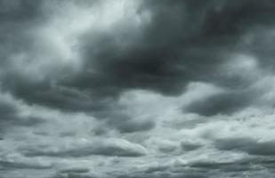 nuages pelucheux gris et blancs. ciel nuageux. fond de texture blanche et grise pour le concept triste, mort, sans espoir et désespoir. ciel maussade. paysage nuageux. ciel dramatique sombre. arrière-plan pour mort et sombre. photo