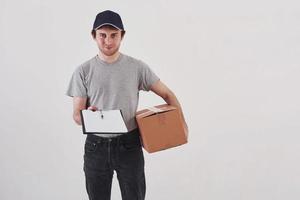 votre signature est requise. un gars avec une boîte dans les mains se dresse sur fond blanc dans le studio photo