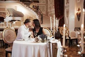 l'amour ne vieillit jamais. un beau couple dîne romantique dans un restaurant de luxe le soir photo
