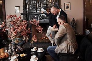 c'est assez intéressant. amis de la famille s'amusant dans un beau restaurant moderne de luxe photo