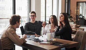 devinez qui suis-je jeu. s'amuser dans la salle de bureau. des collègues sympathiques s'amusent pendant leur pause photo