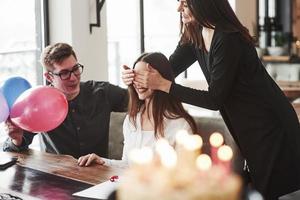 n'ouvrez pas les yeux. l'un des employés fête son anniversaire aujourd'hui. des collègues amicaux décident de lui faire une surprise photo