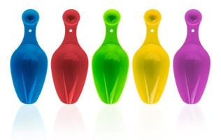 ensemble de cuillère à mesurer en plastique coloré isolé sur fond blanc avec ombre. cuillère à mesurer en plastique bleu, rouge, vert, jaune et violet. photo