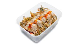 oeufs de crabe marinés dans un emballage de sauce de poisson dans une boîte en plastique pour la livraison. entreprise de livraison de fruits de mer. menu exotique en thaïlande. oeufs de crabe marinés dans un récipient en plastique jetable isolé. industrie des fruits de mer. photo