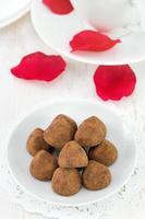 truffes au chocolat sur plaque blanche