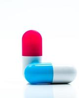 deux pilules capsule isolées sur fond blanc. concept de soins de santé mondial. photo