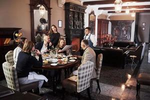 tout est parfait dans cette pièce. amis de la famille s'amusant dans un beau restaurant moderne de luxe photo