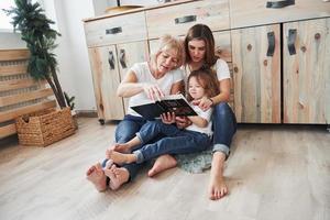 Cela vous aidera à mieux connaître le monde qui vous entoure. mère, grand-mère et fille s'amusant dans la cuisine photo