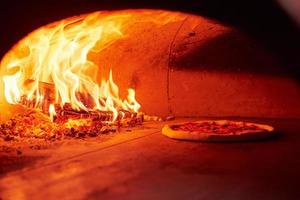 processus de cuisson. feu qui brûle dans la fournaise. vue rapprochée du bois en flammes photo