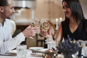 week-end avec du champagne. un beau couple dîne romantique dans un restaurant de luxe le soir photo