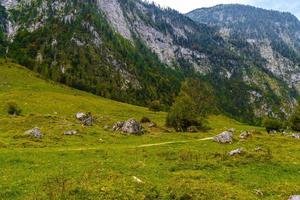 pierres de rocher à koenigssee, konigsee, parc national de berchtesgaden, bavière, allemagne. photo