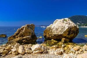 plage de la mer avec des pierres et des rochers, beausoleil, nice, nizza, alpes-maritimes, provence-alpes-cote d'azur, cote d'azur, french riviera, france photo