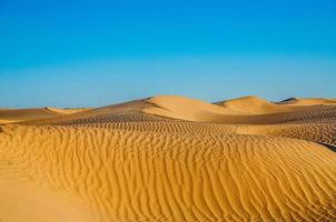 paysage désertique tunisien avec un ciel bleu. fond de dunes. photo