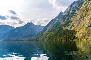 Lac koenigssee avec alp, Konigsee, parc national de Berchtesgaden, Bavière, Allemagne photo