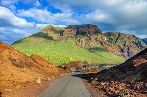 montagnes près du phare de punto teno sur la côte nord-ouest de tenerife, îles canaries photo