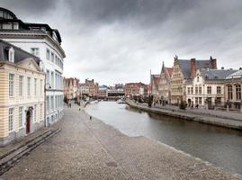bâtiments le long d'une rivière, lys, ghent, belgique