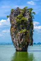 rochers sur l'île de james bond, khao phing kan, ko tapu, ao phang-ng photo